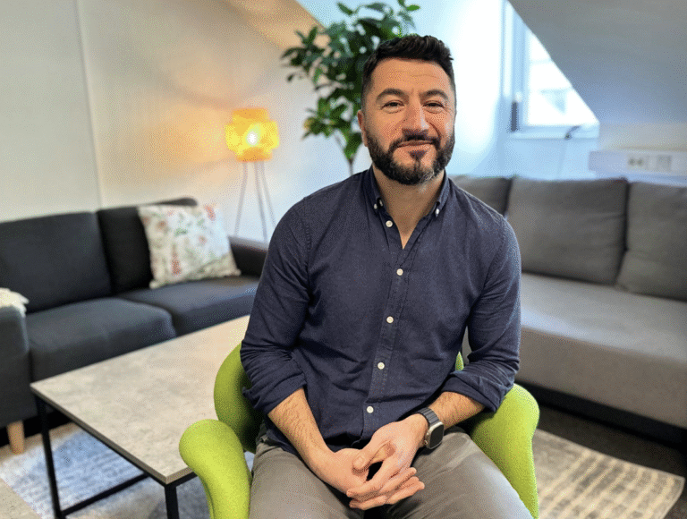 Porträtt av fullstackutvecklaren Rasti Talabani.